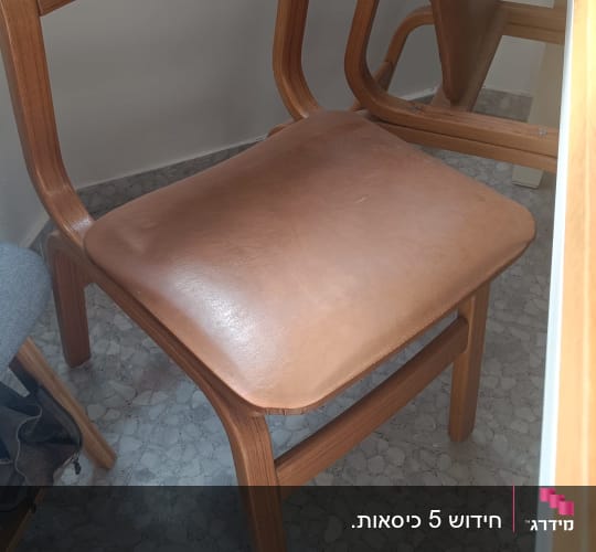 כיסא עץ עם מושב מרופד בעור חום